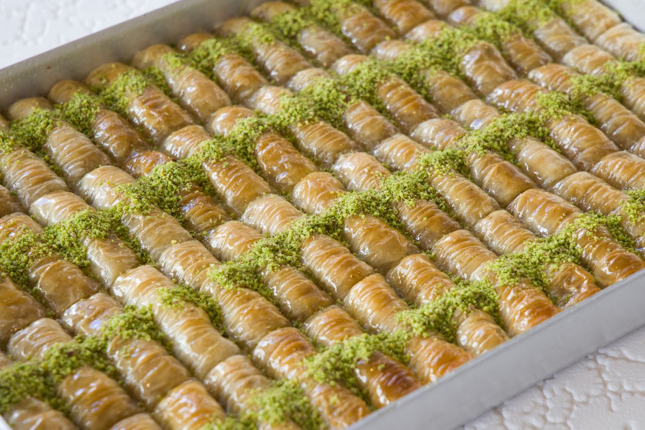 İnce katmanlı Antep fıstıklı baklava dilimleri ve görünür çıtır yufka dokusu
