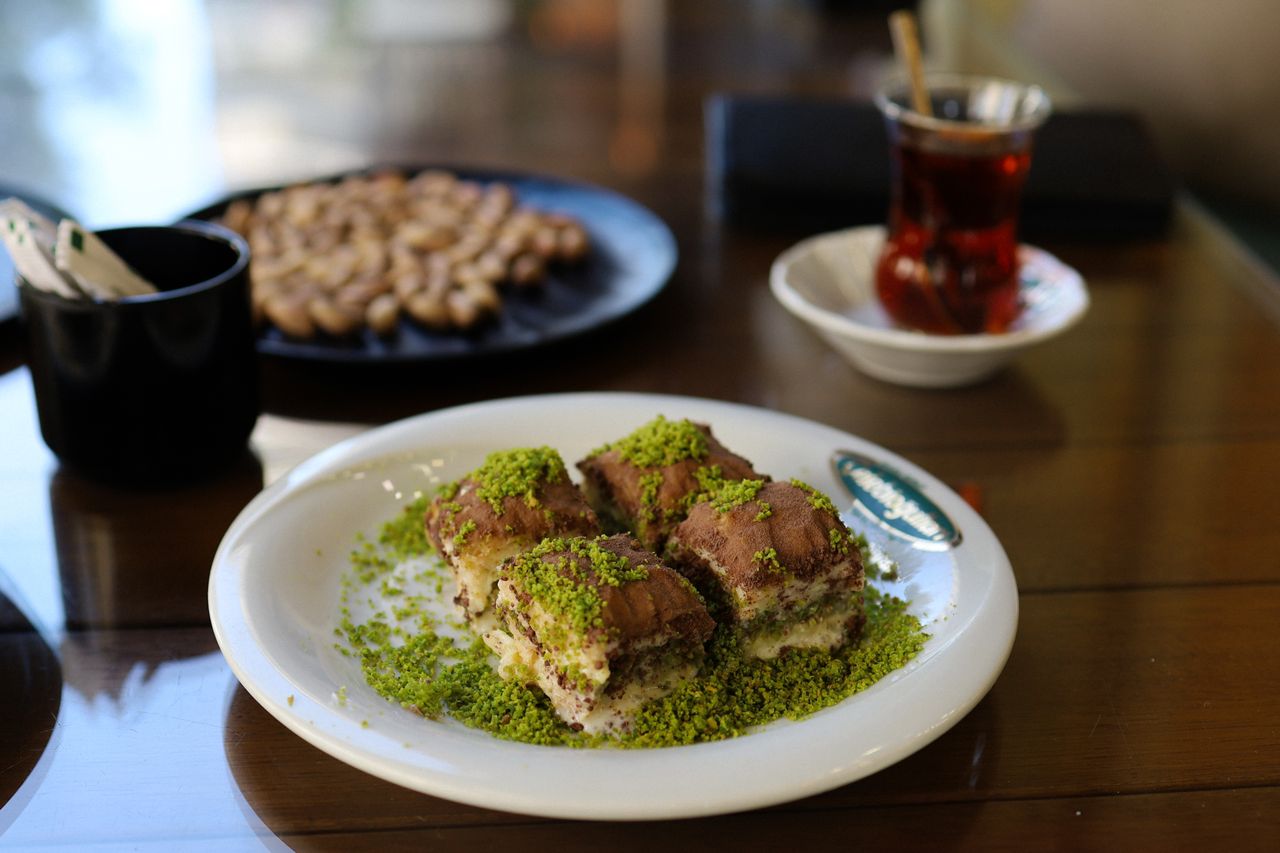 Gaziantep mutfağını temsil eden baklava, kebap, bulgur yemeği ve Antep fıstığı seçkisi