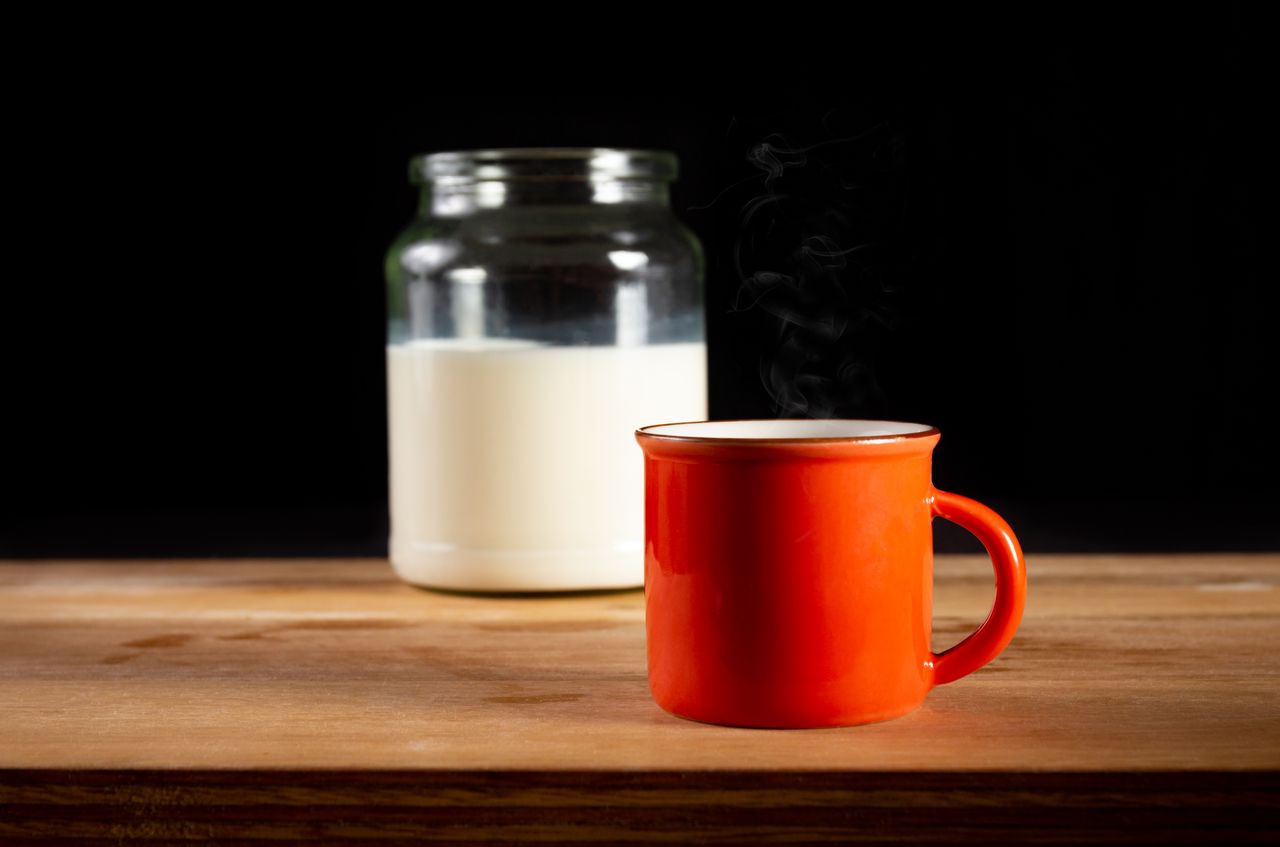 Bakır kapta köpüklü ayran, tarçınlı boza ve sıcak salep bardaklarının mevsimsel sunumu