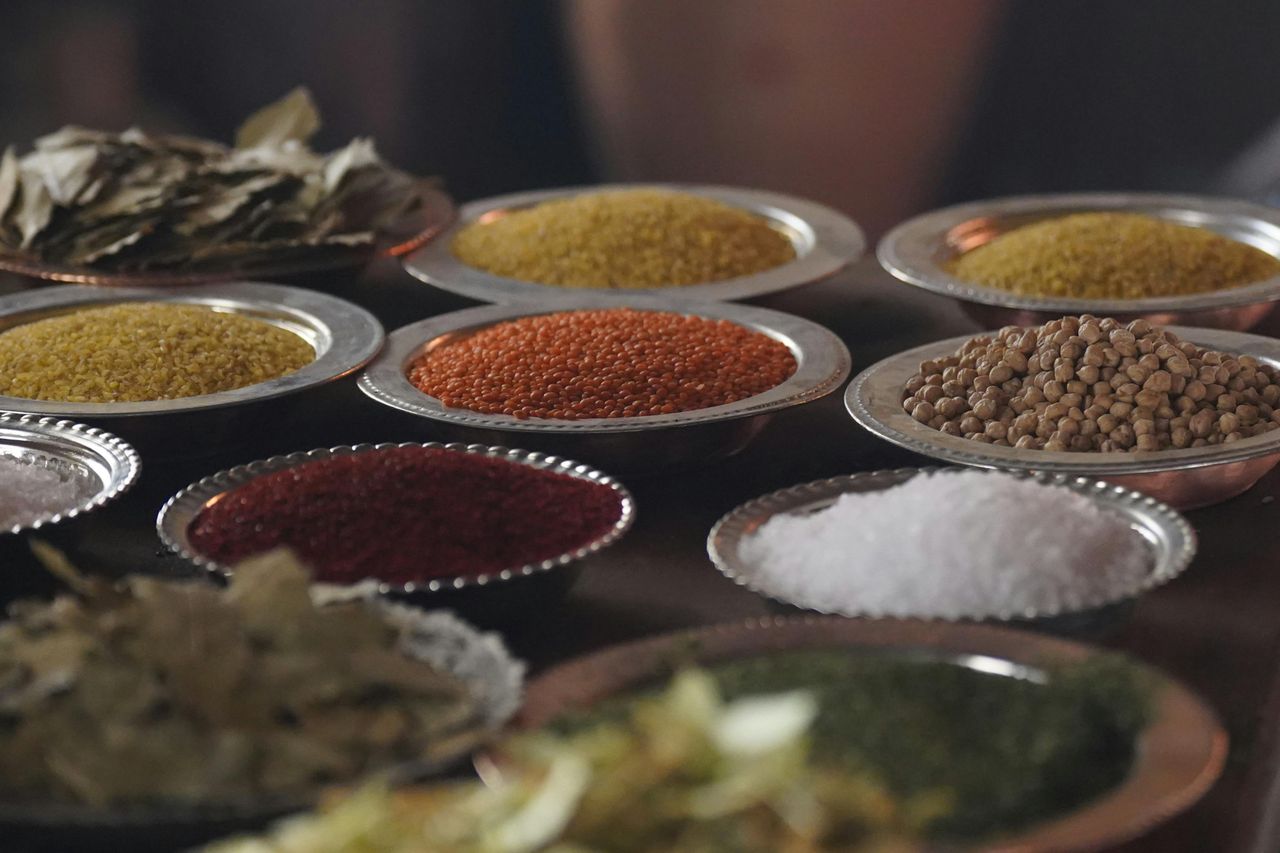Hatay mutfağından humus, muhammara, zahter salatası, tepsi kebabı ve künefe seçkisi