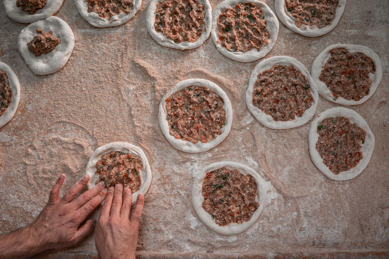 Taş fırından çıkmış kıymalı pide ve ince lahmacunun maydanoz, soğan ve limonla servisi