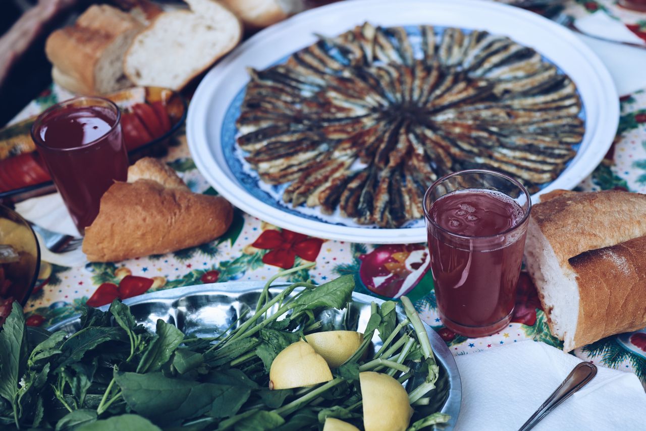 Zeytinyağlı enginar, ot salatası, börülce ve limonla hazırlanmış Ege sofrası